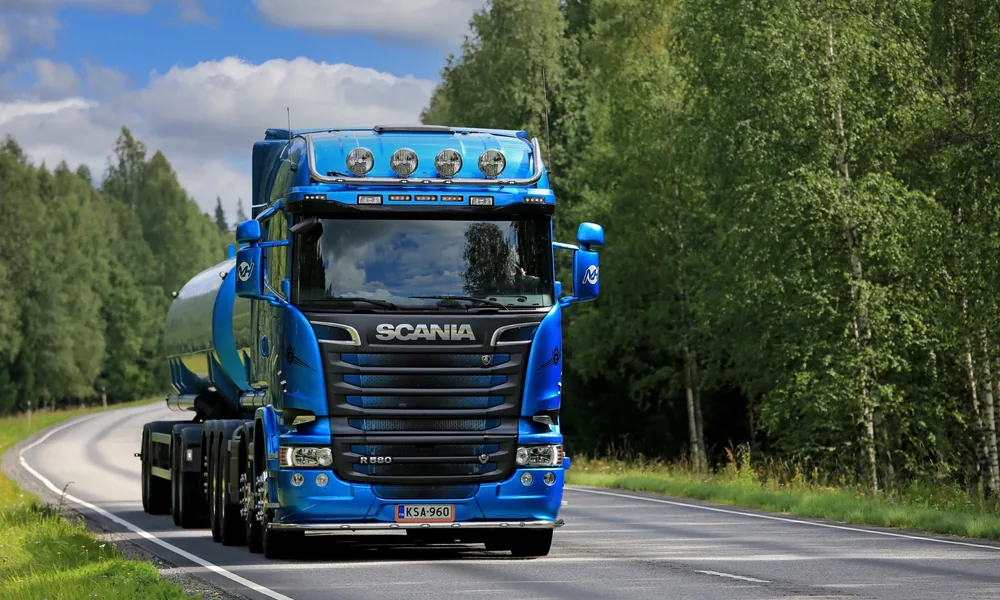 Lkw an einer Lagerrampe für E-Commerce-Logistik
