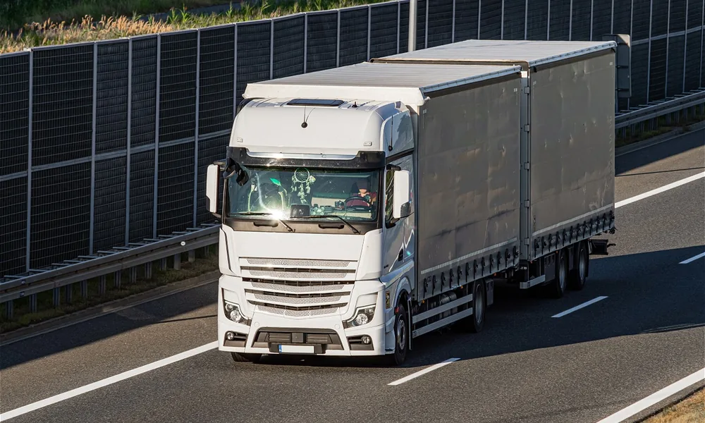 Lkw auf einer nationalen und internationalen Straßentransportroute