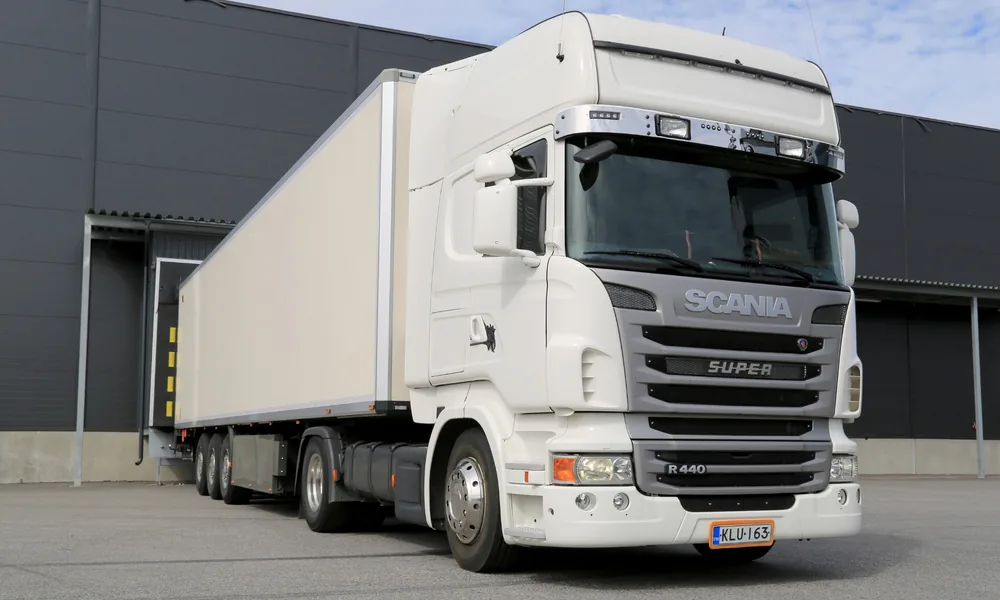 Lkw an einem Logistiklager für intermodale Transporte
