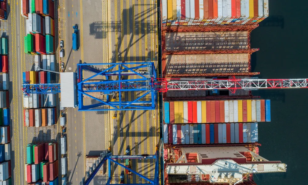Containerterminal aus der Vogelperspektive beim intermodalen Umschlag