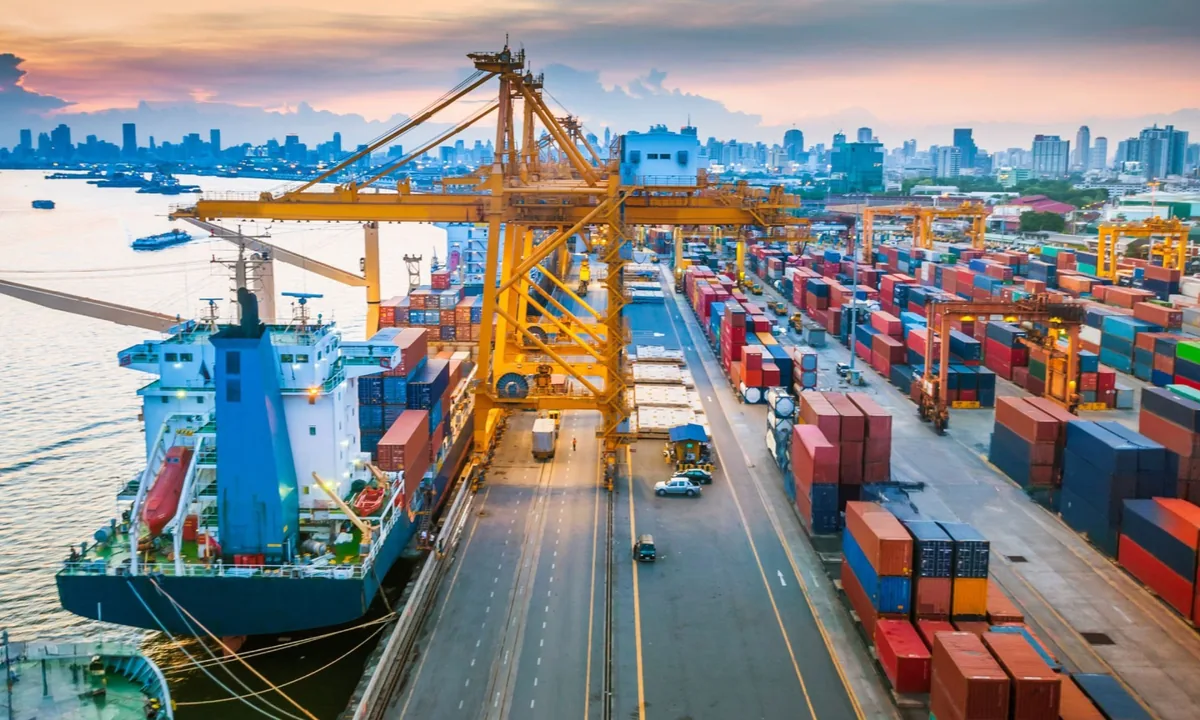 Containerterminal und Schiff für Seefracht